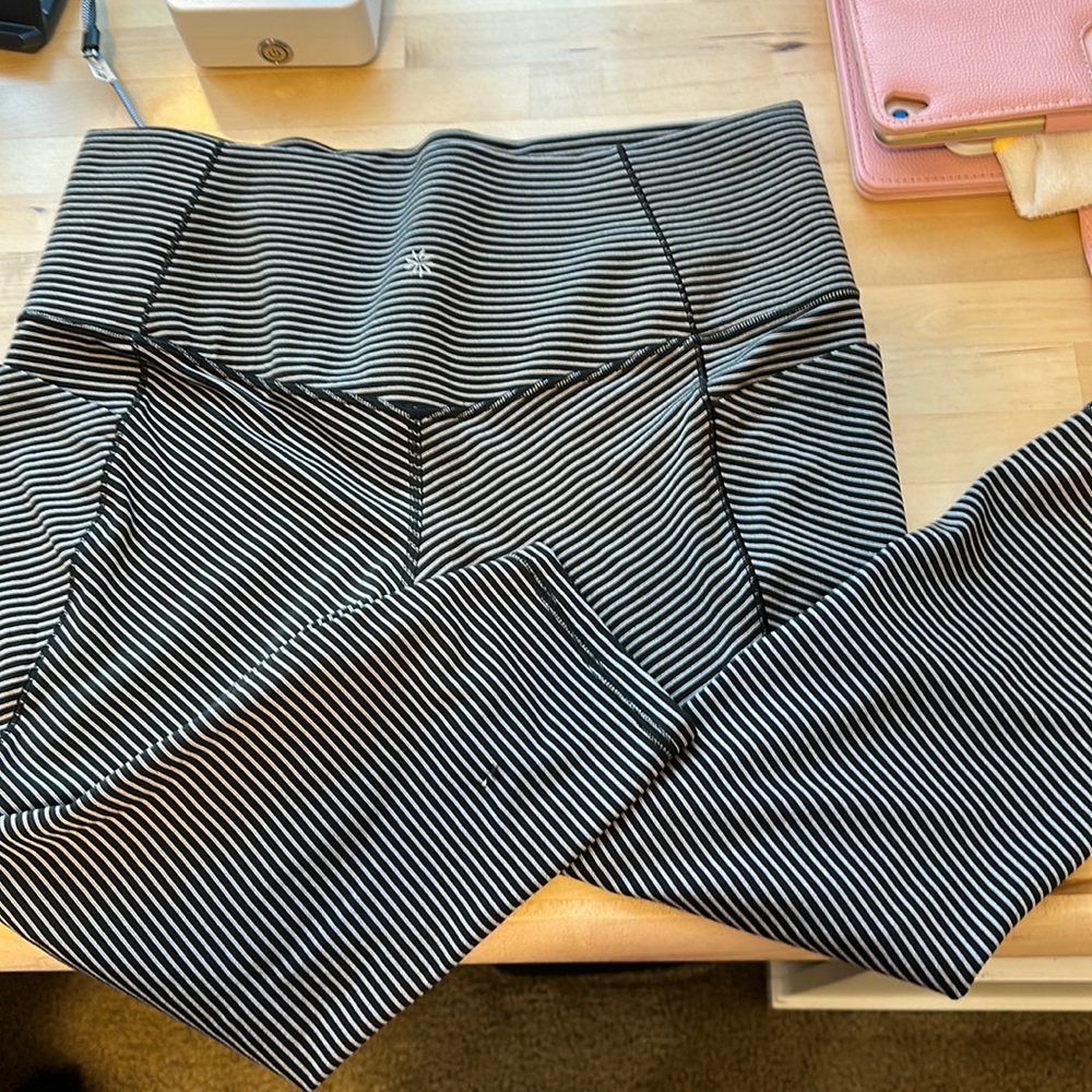 Athleta salutation stash pocket II textured leggings LP (capri like fit)